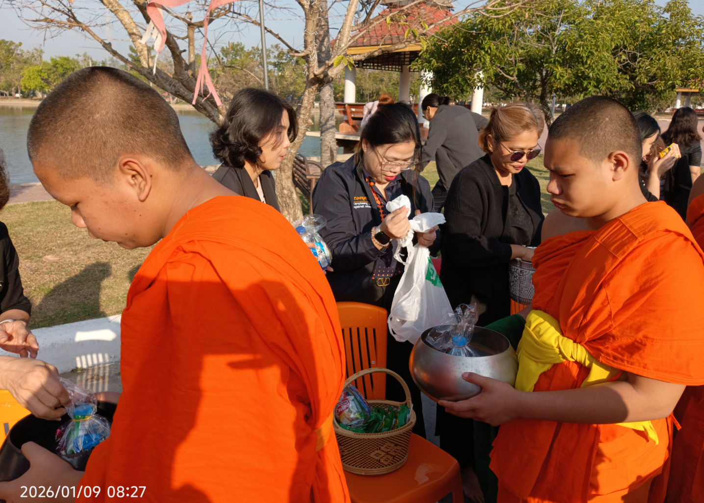 6. ตักบาตรข้าวสารอาหารแห้ง ทำบุญปีใหม่ 2569